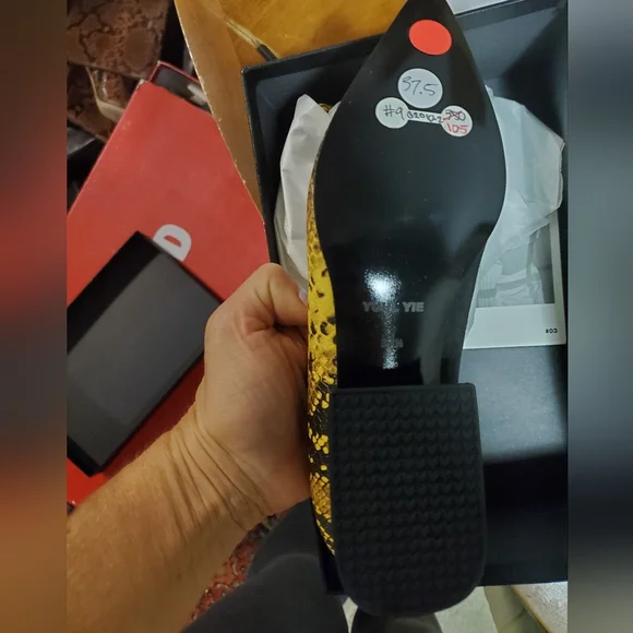 $350 NIB Yuul Yui two phone pumps